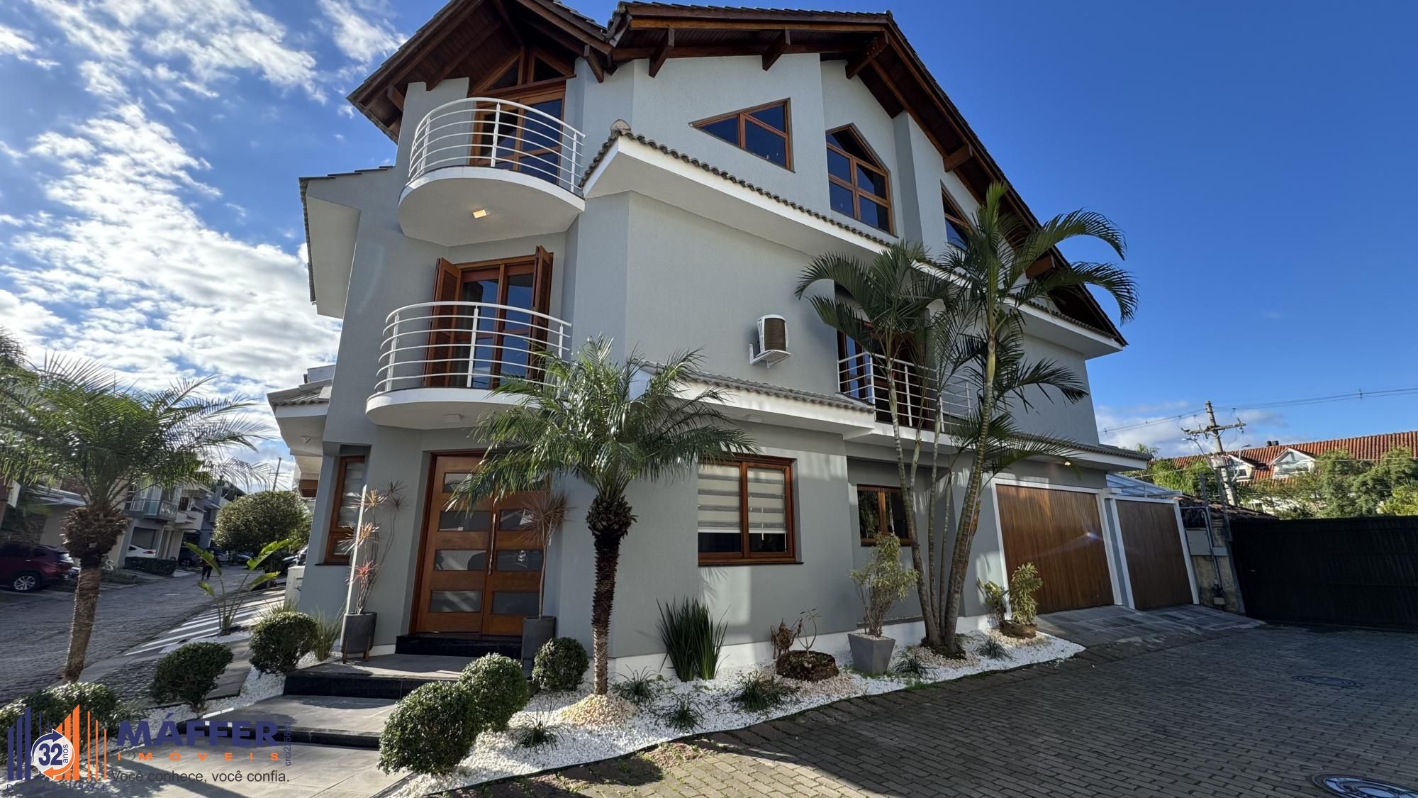 Casa reformada porteira fechada à venda no Ecoville em Porto Alegre