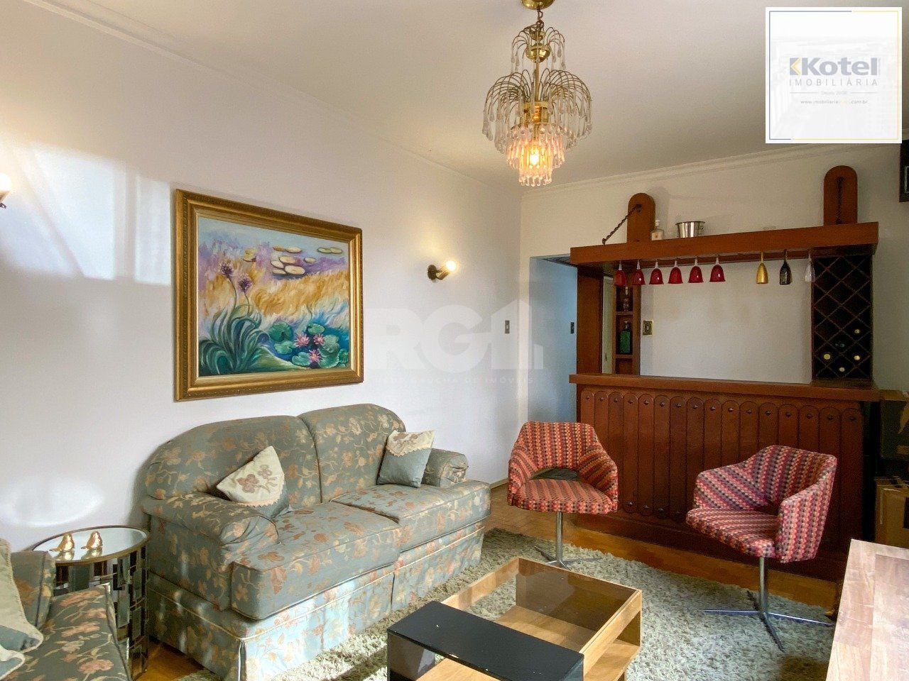 Apartamento 3 dormitórios, sendo 1 suíte, com 2 salas de estar, junto à Praça da Matriz