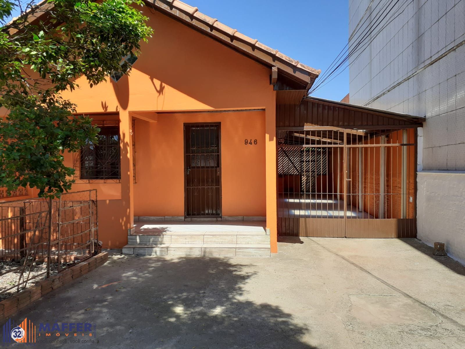 Duas Casas no Mesmo Terreno com 169m² e Entradas Independentes