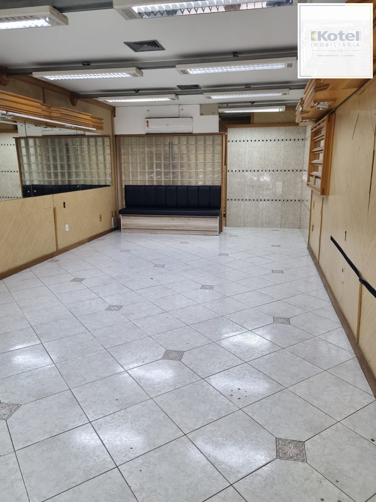 Loja Térrea de Frente à Venda no Centro Histórico de Porto Alegre