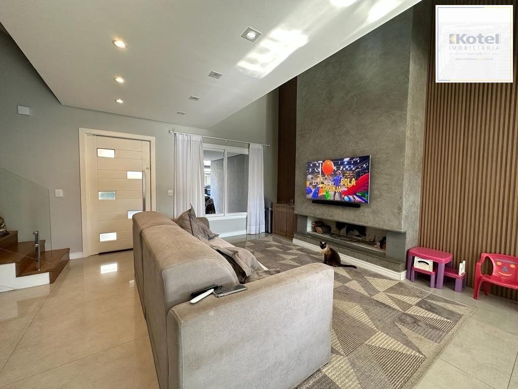 Casa em condomínio com 3 dormitórios, suíte master, espaço gourmet com piscina.