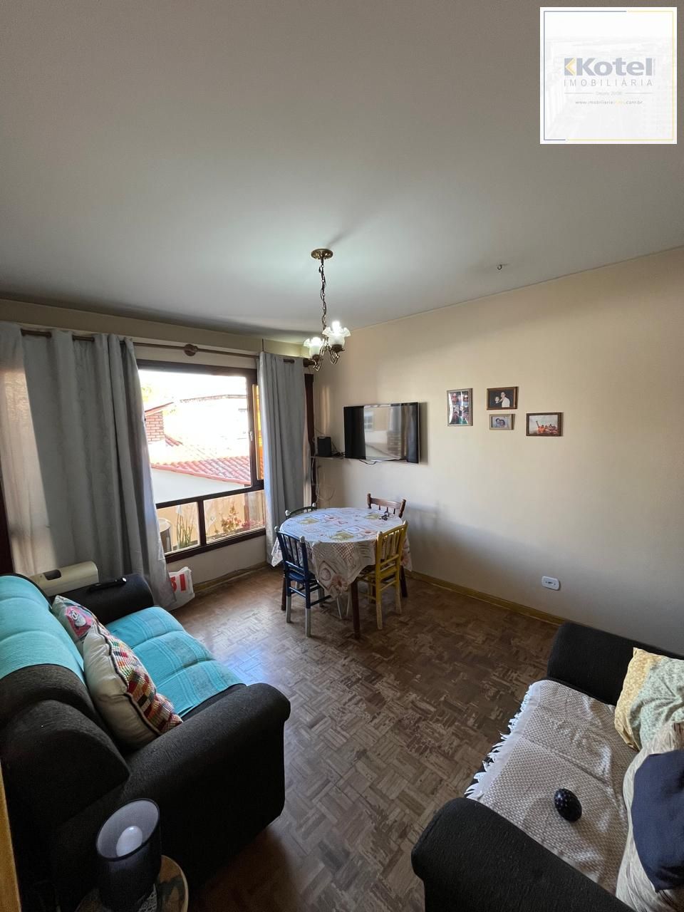 Apartamento 2 dormitórios, 1 vaga coberta no bairro Menino Deus.