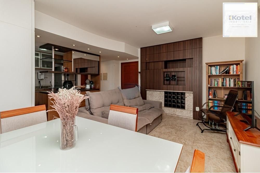 Apartamento com 3 dormitórios (sendo 1 suíte), 2 banheiros, lareira, churrasqueira e 2 vagas de garagem. — foto 4