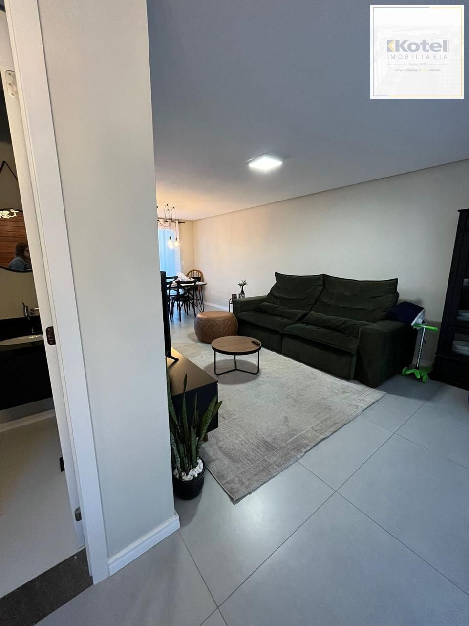 Casa em condomínio com 3 dormitórios, suíte e 2 vagas.