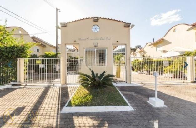 Sobrado à venda com 2 quartos, 118m², 2 vagas, Avenida Edgar Pires de Castro no bairro Hípica em Porto Alegre