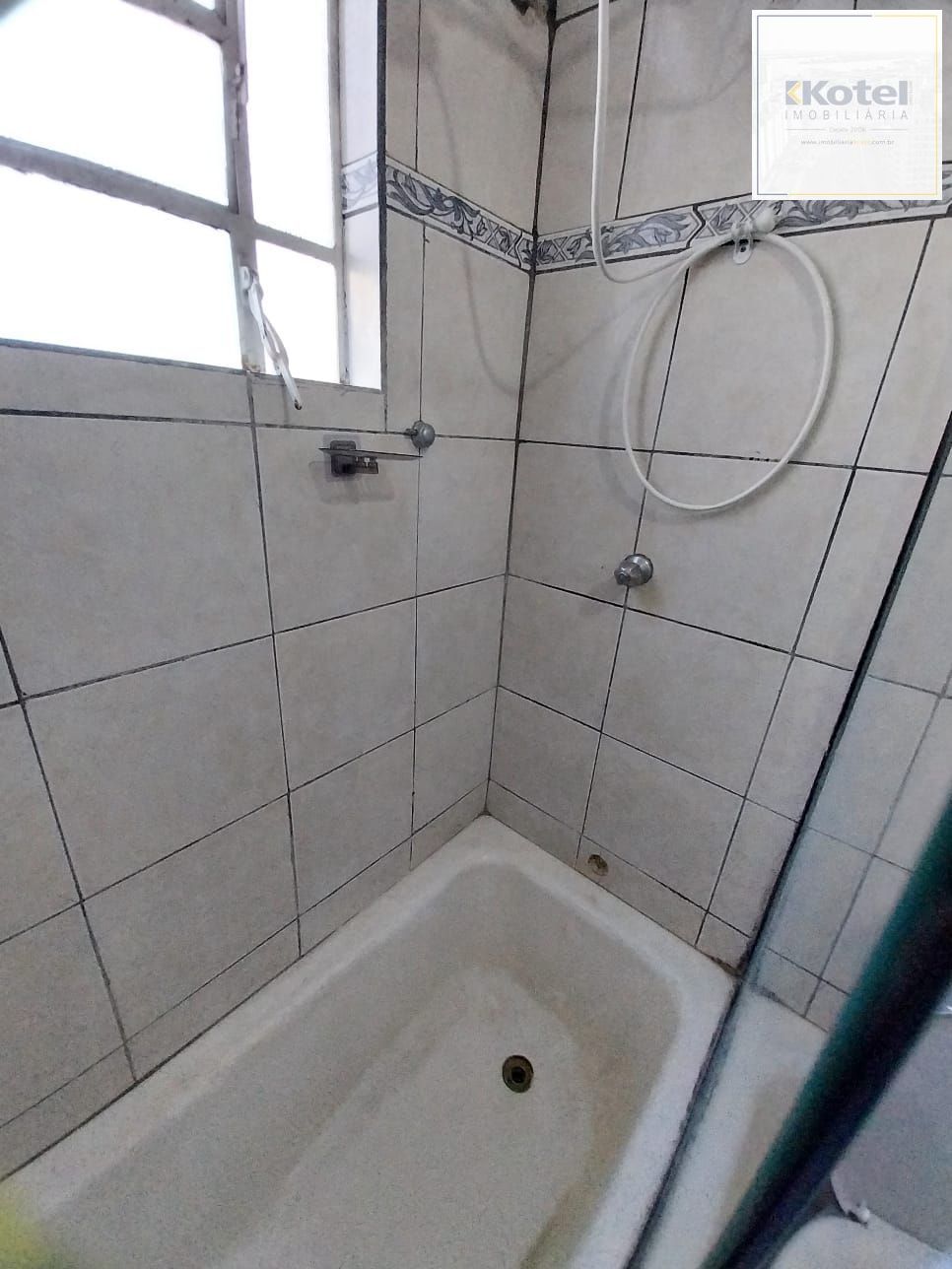 Oportunidade apto 2 dormitórios, c/ sacada em um deles e área de serviço. Centro Histórico P. Alegre.