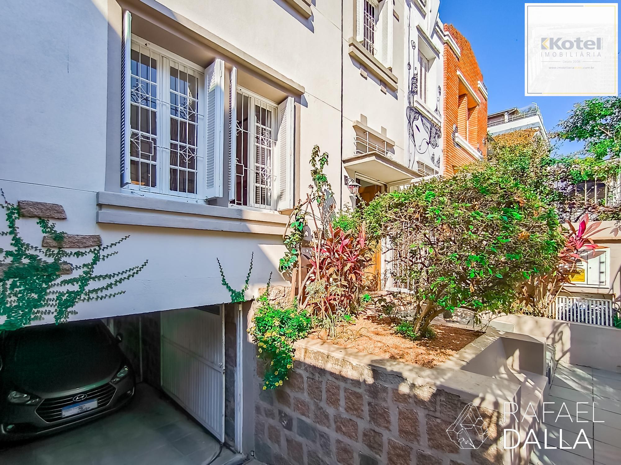Casa impecável na Lopo Gonçalves com 4 dormitórios, garagem e pátio amplo