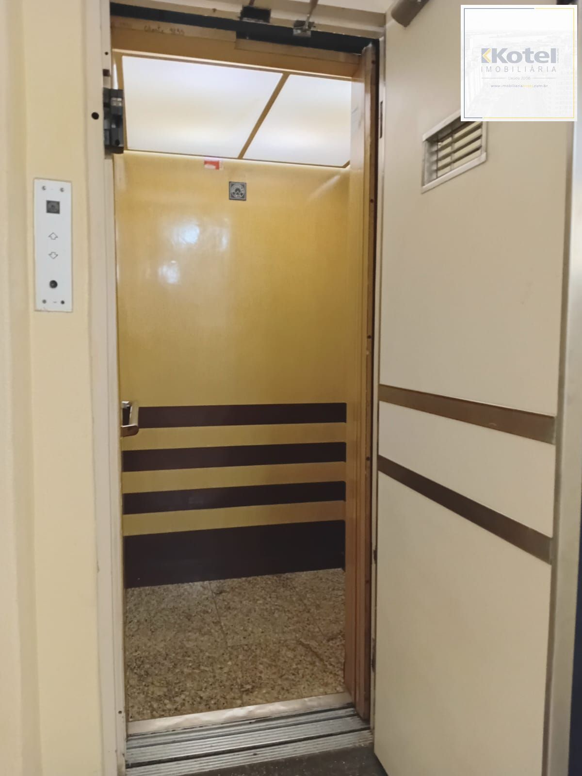Apartamento 3 dormitórios, frente, sacada no bairro Santana - Porto Alegre - RS — foto 4