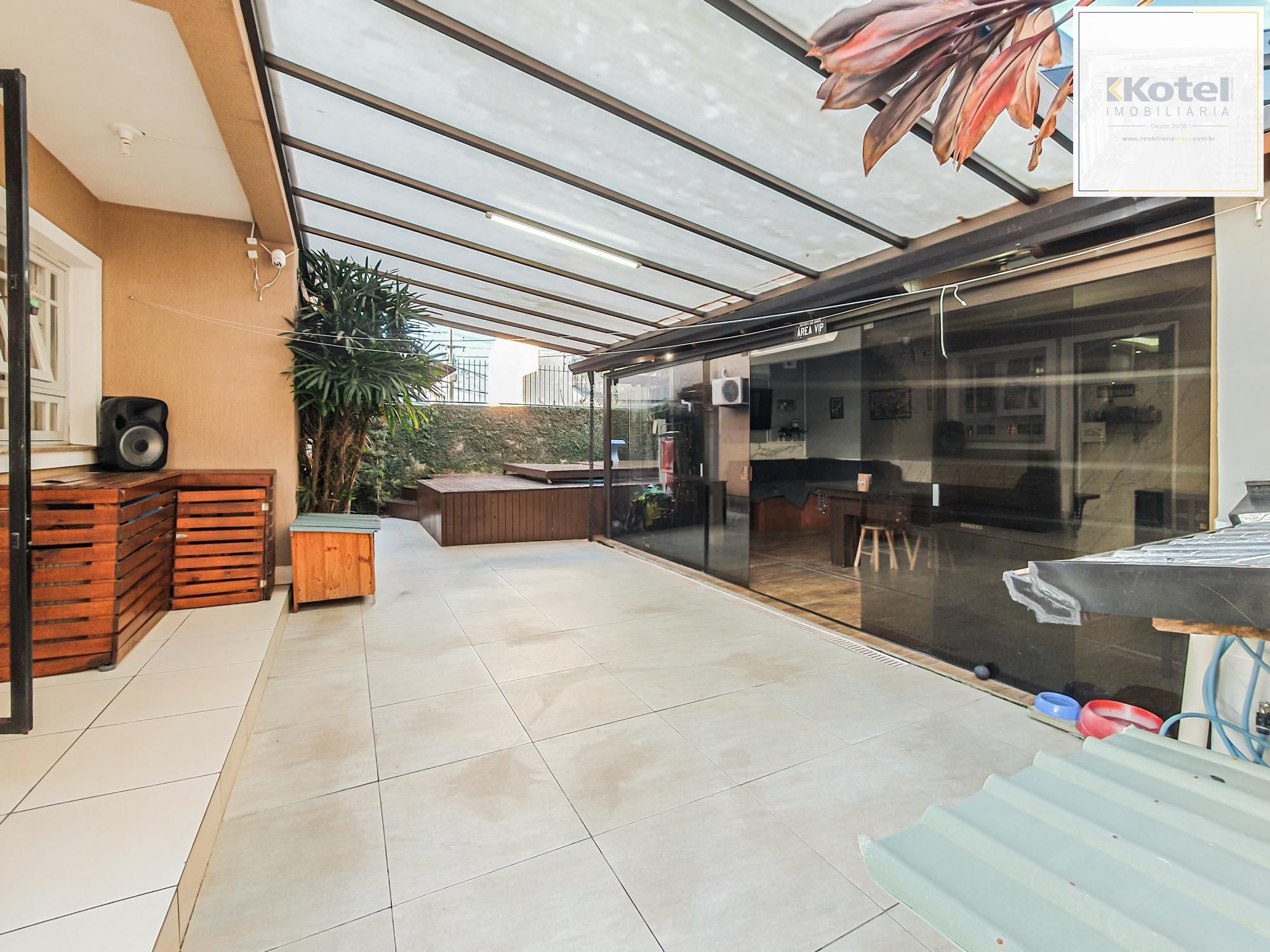 Casa em Porto Alegre, no bairro Hípica, com 5 dormitório(s), e 5 banheiros, à venda.