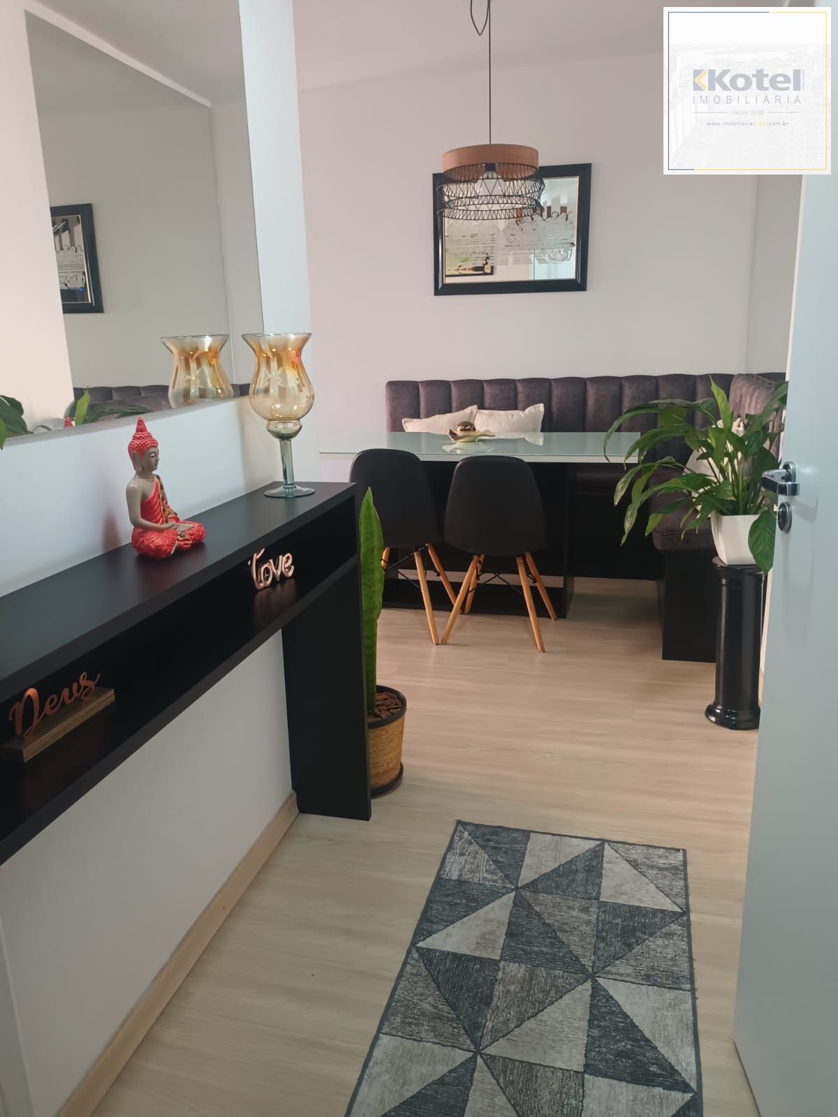 Apartamento de 3 dormitórios com living estendido, semi mobiliado, suíte e churrasqueira.