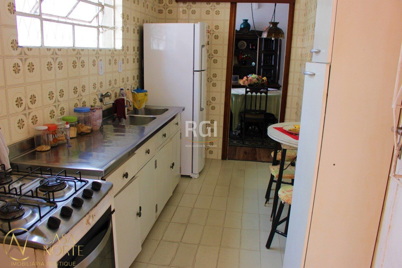 Casa à venda com 3 quartos, 208m², 1 vaga, Rua Irmao Weibert no bairro Vila João Pessoa em Porto Alegre