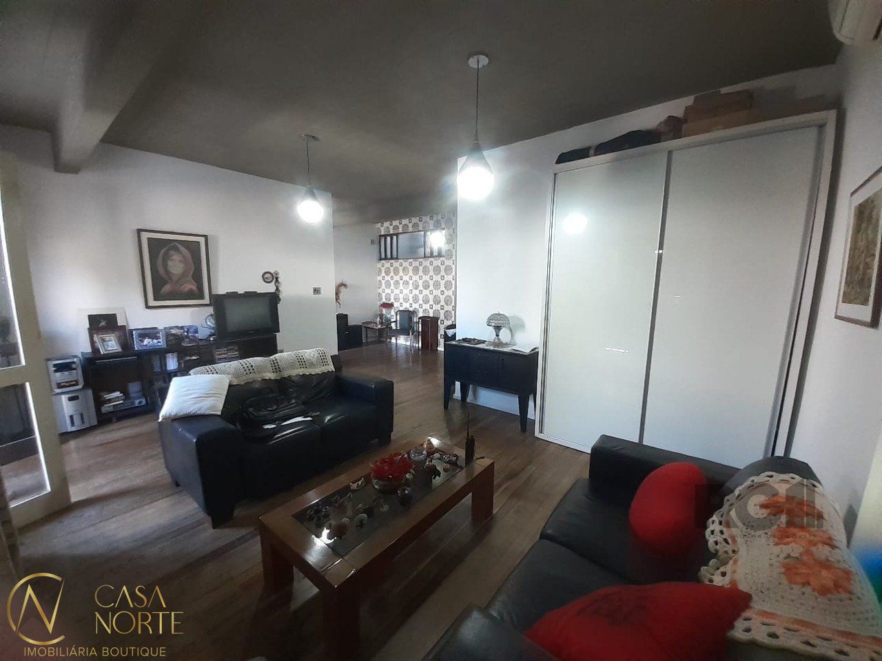 Casa à venda com 3 quartos, 254m², 1 suíte, 4 vagas, Rua Eurico Lara no bairro Medianeira em Porto Alegre