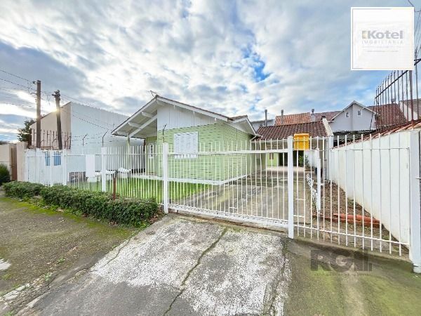 Casa em Porto Alegre, no bairro Guarujá, com 2 dormitório(s), e 2 banheiros, à venda. — foto 3