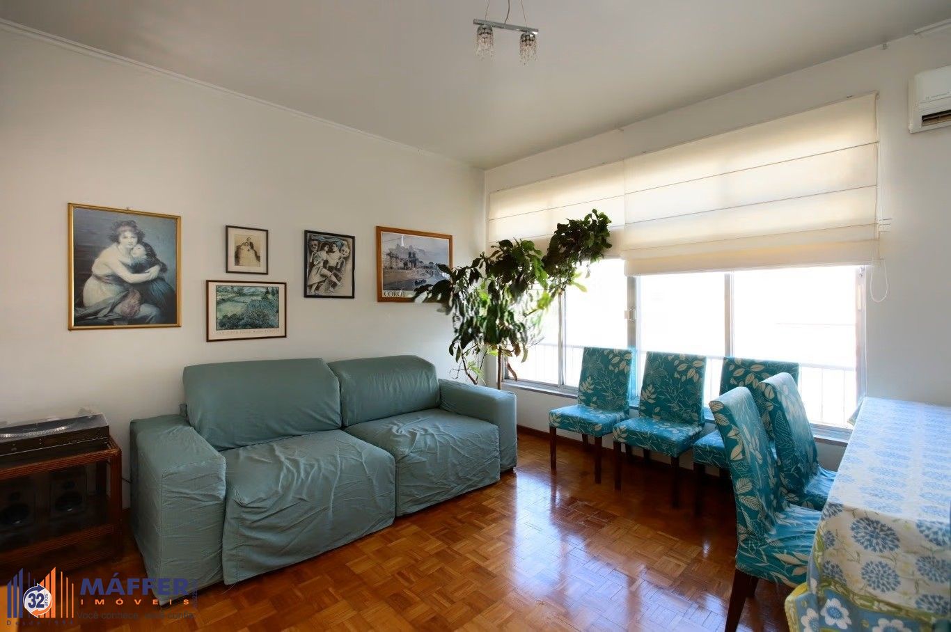 Amplo apartamento de 130m² privativos no Centro Histórico de Porto Alegre.