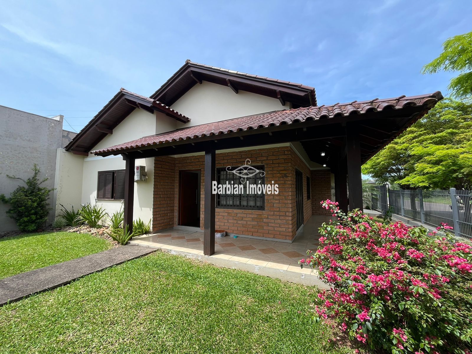 Casa à venda com 3 quartos, 210m² - Foto 2