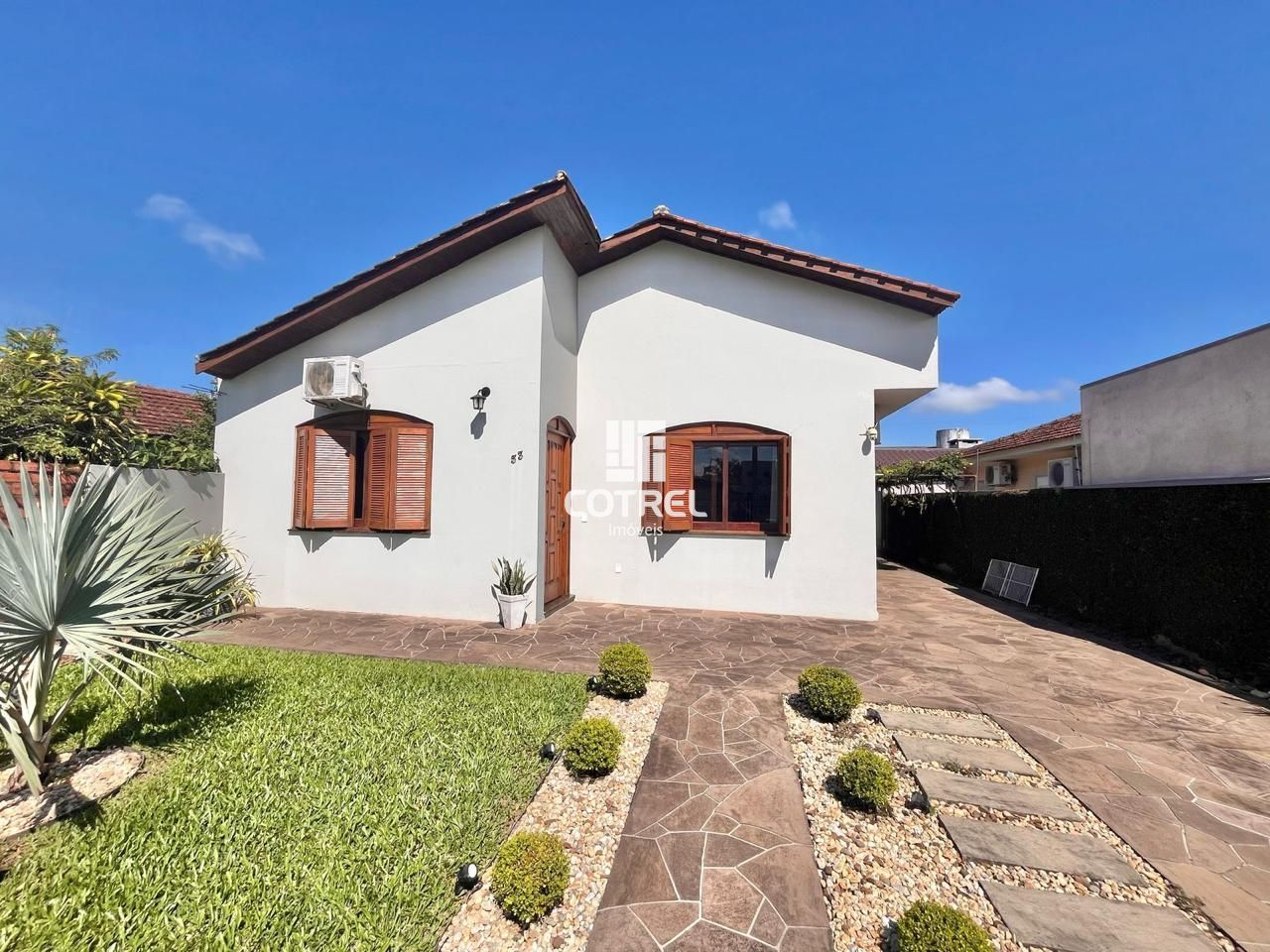 Casa semimobiliada à Venda 3 dormitórios sendo 1 suíte no bairro Camobi
