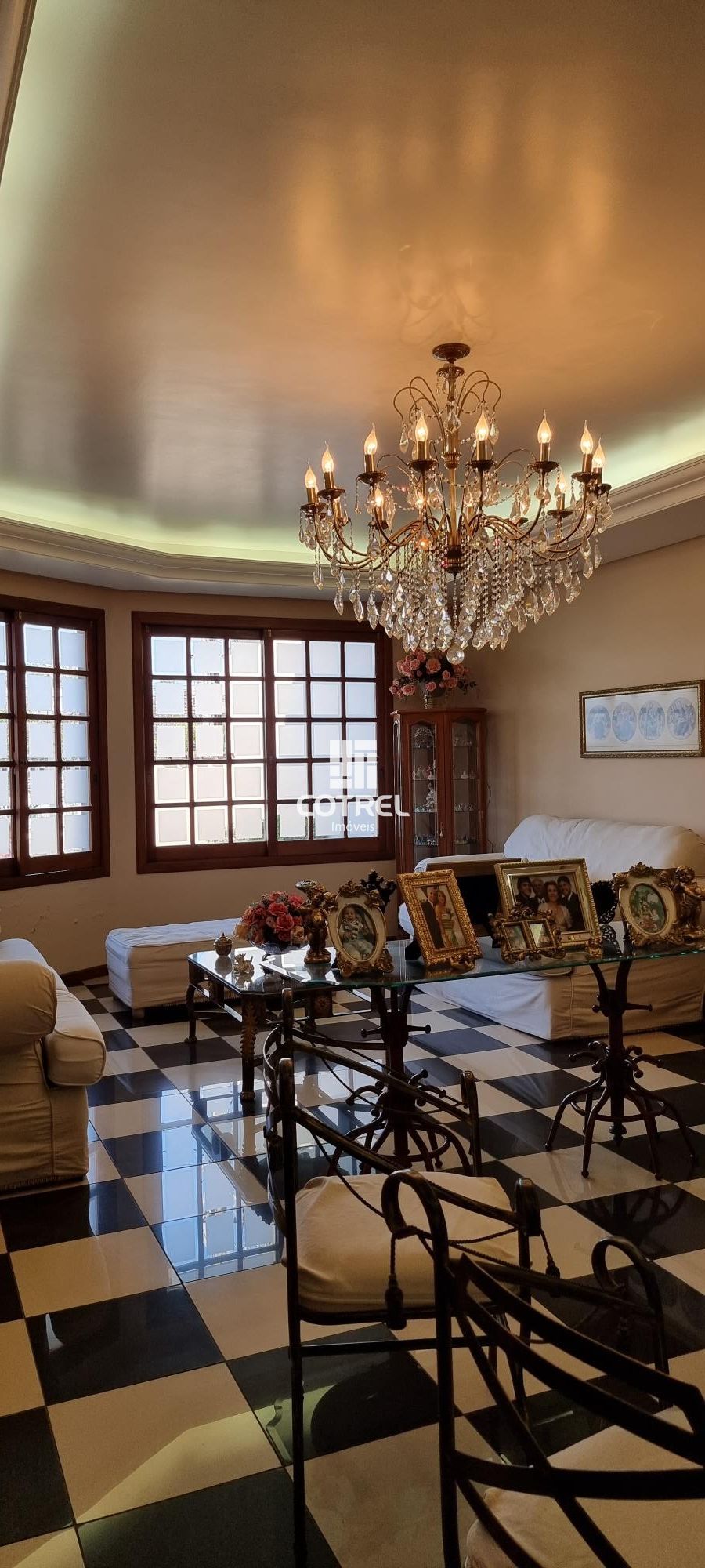 Linda casa com 4 dormitórios, sendo 3 suítes e 2 vagas de garagem na Avenida Lib