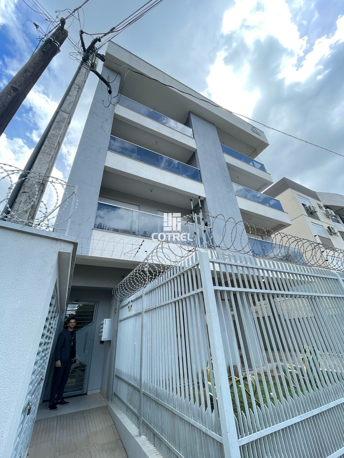 Apartamento para venda com 1 dormitório e garagem no centro de Camobi.