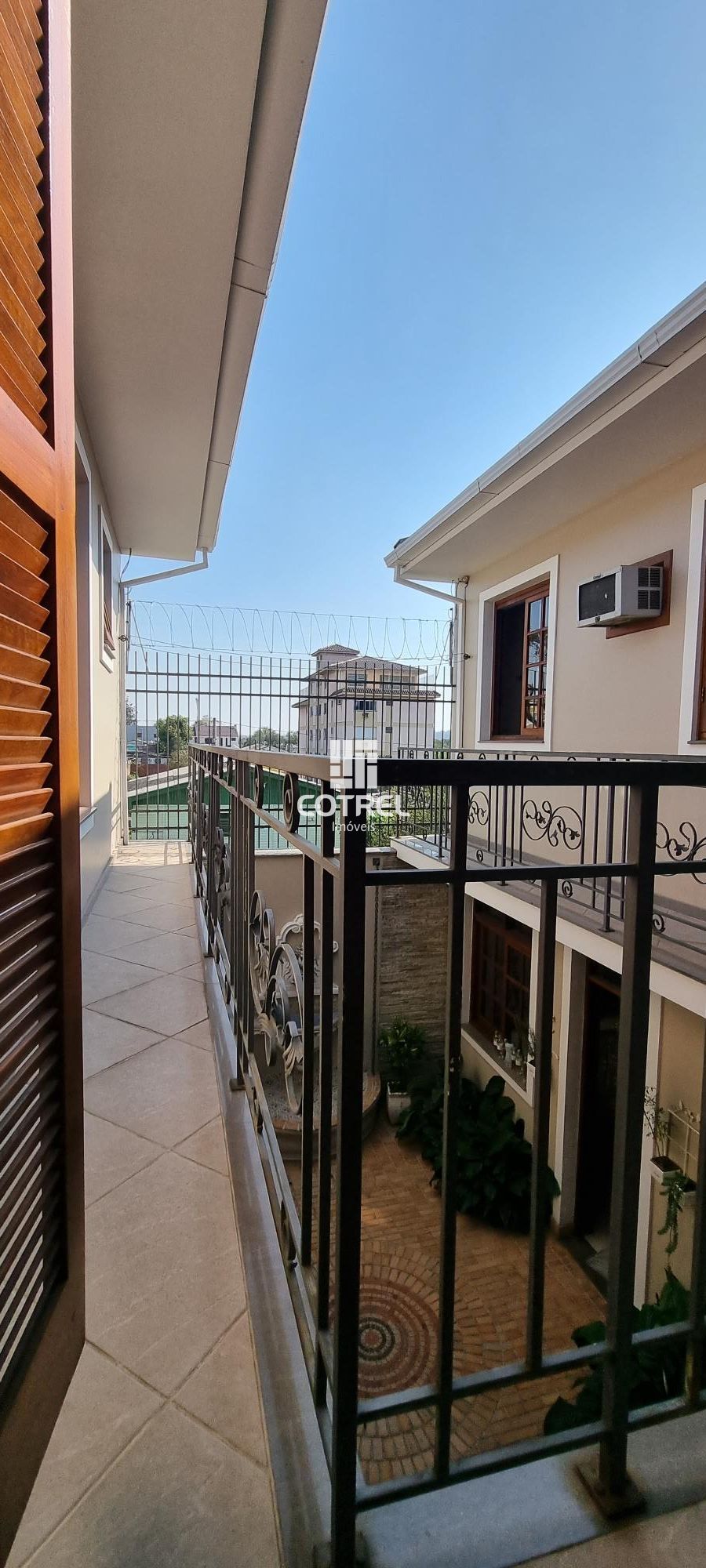 Linda casa com 4 dormitórios, sendo 3 suítes e 2 vagas de garagem na Avenida Lib