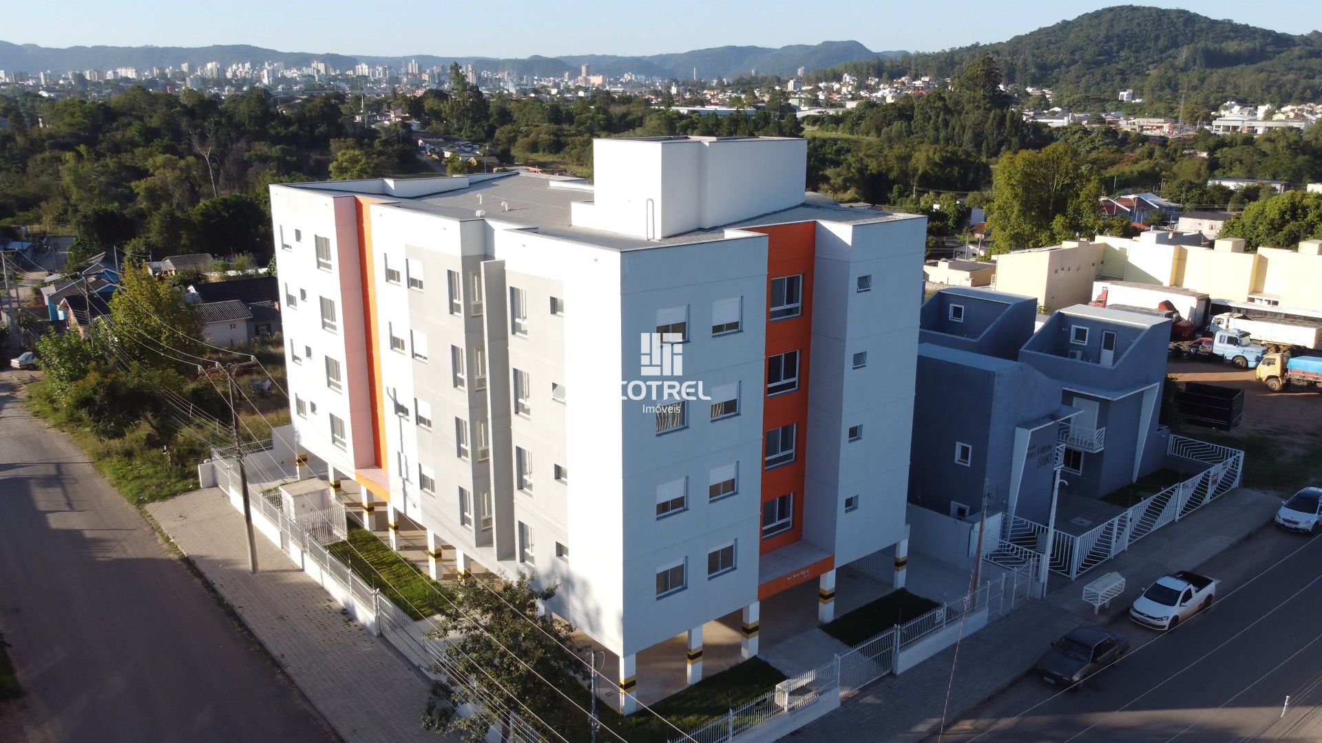 Apartamento com 2 dormitórios e garagem no Bairro Lorenzi na cidade de Santa Mar