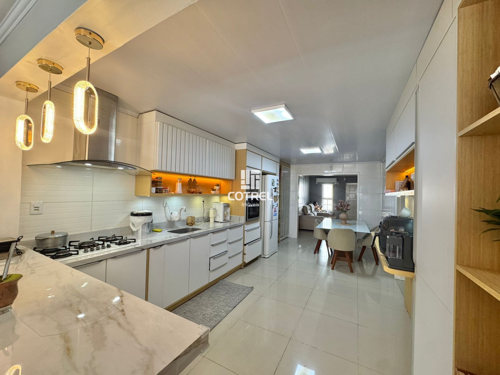 Casa Residencial Semimobiliada à Venda 2 dormitórios sendo 1 suíte situada no ba