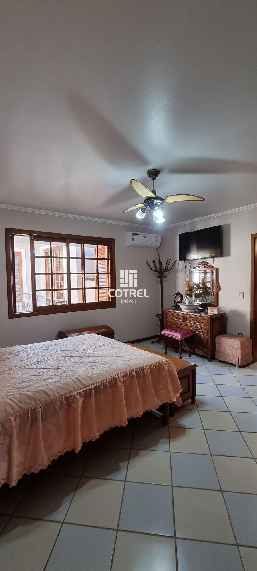 Linda casa com 4 dormitórios, sendo 3 suítes e 2 vagas de garagem na Avenida Lib