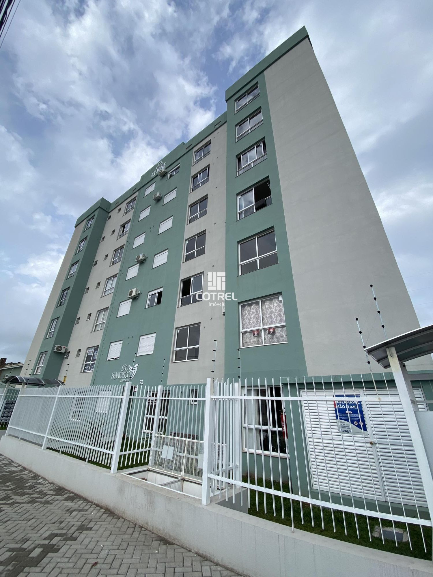 Apartamento para locação e venda com 2 dormitórios, 1 banheiro social, 1 vaga de