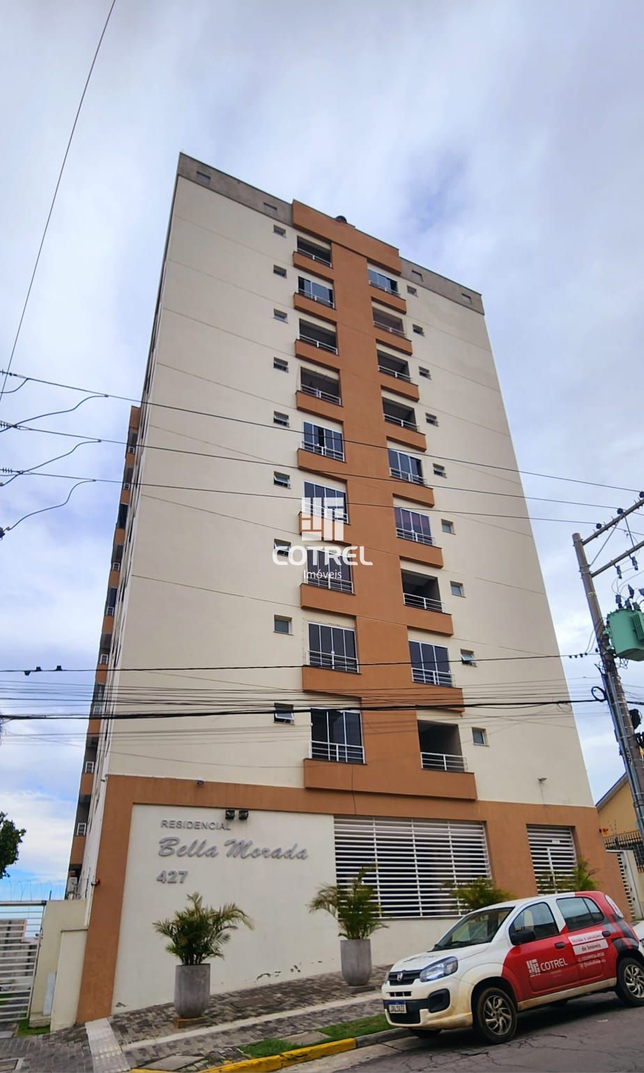 Apartamento para venda semimobiliado com 2 dormitórios, 1 vaga de garagem situad