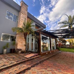 Casa com 170m², 2 dormitórios, 3 vagas no bairro Centenário em Torres para Comprar