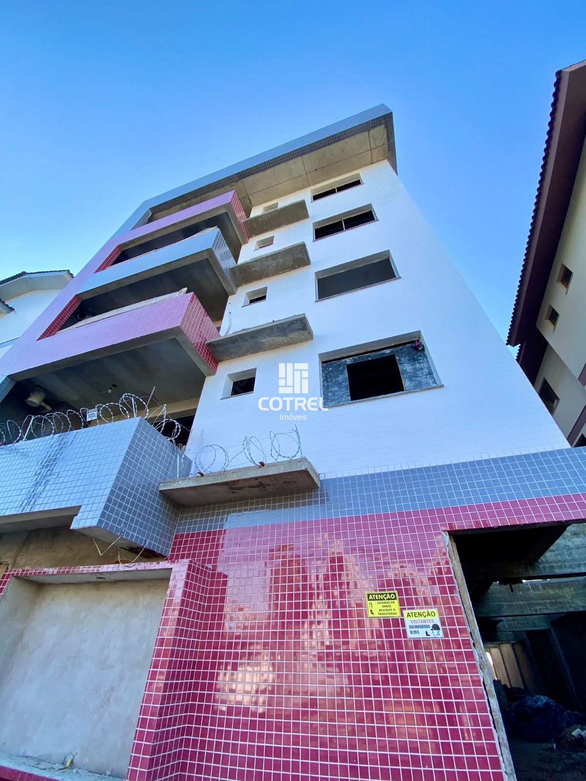Apartamento à Venda 2 dormitórios, sacada com churrasqueira, situado no bairro C