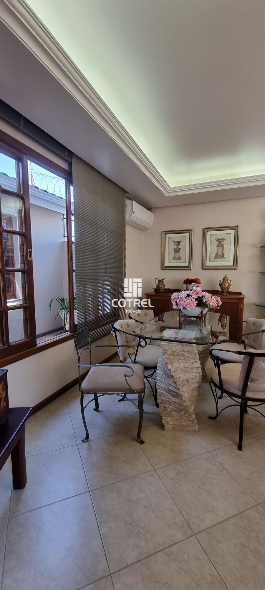 Linda casa com 4 dormitórios, sendo 3 suítes e 2 vagas de garagem na Avenida Lib