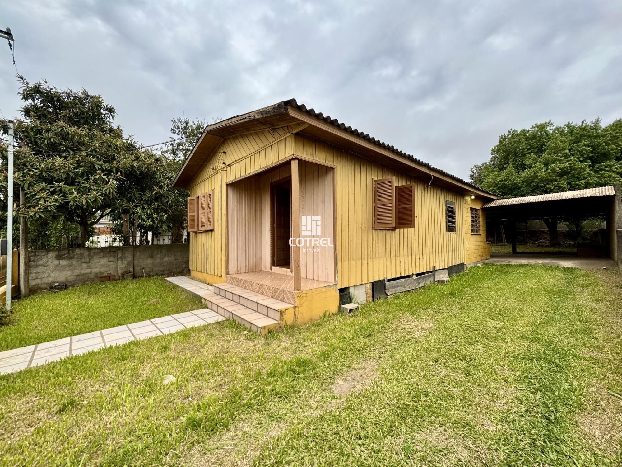Casa com 3 quartos e pátio para locação