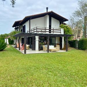 Casa com 518m², 5 dormitórios, 2 suítes, 2 vagas no bairro Praia Grande em Torres para Comprar