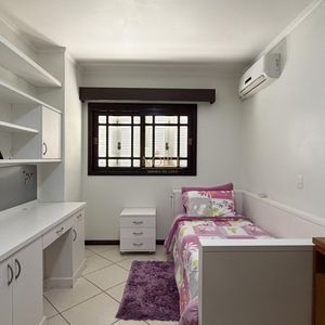 Casa com 252m², 5 dormitórios, 1 suíte, 2 vagas no bairro Centro em Torres para Comprar