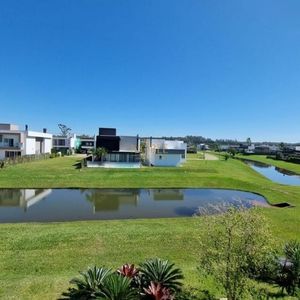 Casa de Condomínio com 350m², 3 dormitórios, 3 suítes, 2 vagas no Reserva das Águas em Torres para Comprar