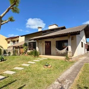 Casa com 145m², 3 dormitórios, 1 suíte, 2 vagas no bairro Igra Sul em Torres para Comprar