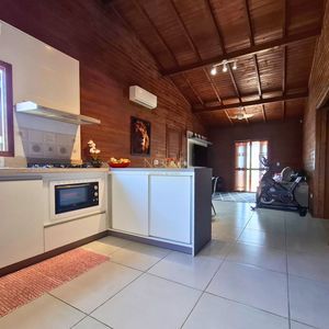 Casa com 102m², 2 dormitórios, 1 suíte, 2 vagas no bairro Igra Sul em Torres para Comprar