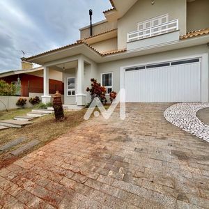 Casa com 195m² e 4 dormitórios no bairro Universitário em Lajeado para Comprar