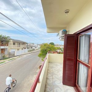 Casa com 300m², 5 dormitórios, 3 vagas no bairro Getúlio Vargas em Torres para Comprar