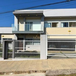 Sobrado com 350m², 4 dormitórios, 4 suítes, 2 vagas no bairro Centenário em Torres para Comprar