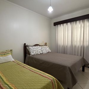 Casa com 252m², 5 dormitórios, 1 suíte, 2 vagas no bairro Centro em Torres para Comprar