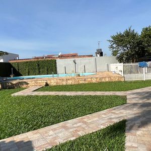 Sobrado com 290m², 4 dormitórios, 1 suíte, 2 vagas no bairro Igra Norte em Torres para Comprar