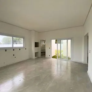 Casa com 161m², 3 dormitórios, 3 suítes, 2 vagas no Lake Cond. Resort em Torres para Comprar