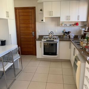 Apartamento com 180m², 3 dormitórios, 1 suíte, 2 vagas no Debret em Torres para Comprar