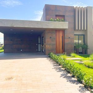 Casa de Condomínio com 192m², 3 dormitórios, 3 suítes, 2 vagas no Reserva das Águas em Torres para Comprar