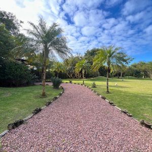 Casa com 600m², 4 dormitórios, 1 suíte, 4 vagas no bairro Igra Norte em Torres para Comprar