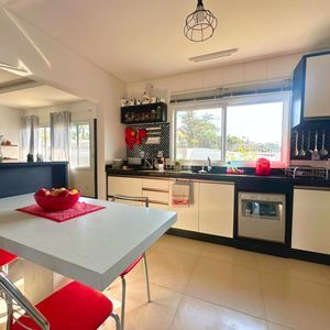 Sobrado com 350m², 4 dormitórios, 4 suítes, 2 vagas no bairro Centenário em Torres para Comprar