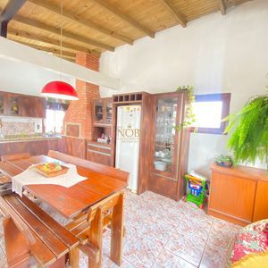 Casa com 300m², 5 dormitórios, 3 vagas no bairro Getúlio Vargas em Torres para Comprar