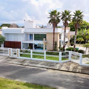 Casa com 600m², 4 dormitórios, 1 suíte, 4 vagas no bairro Igra Norte em Torres para Comprar