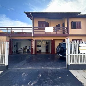 Casa, 6 dormitórios, 2 vagas no bairro Praia da Cal em Torres para Comprar